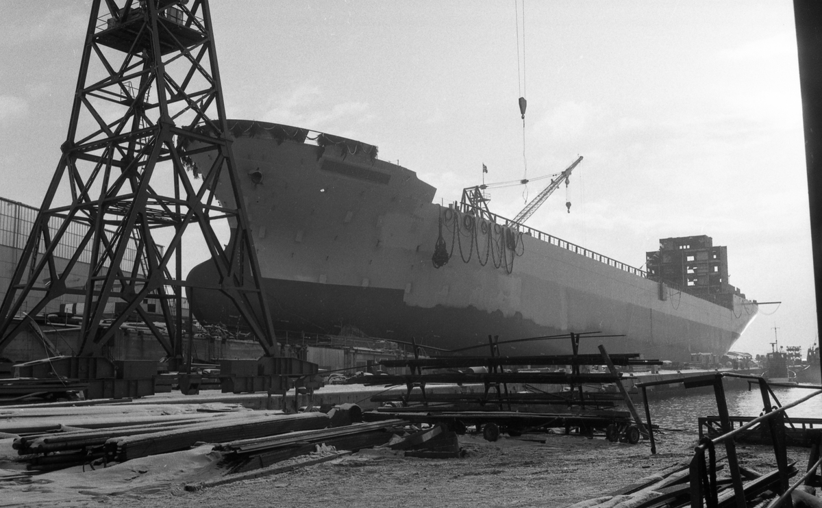 Stabelavløpning. M/S "Vestland".  Døp og sjøsetting. Publikum og orkester. Selskapet etterpå. Bestilt av H.M.V.