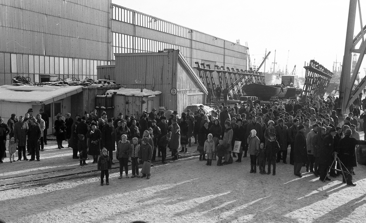Stabelavløpning. M/S "Vestland".  Døp og sjøsetting. Publikum og orkester. Selskapet etterpå. Bestilt av H.M.V.
