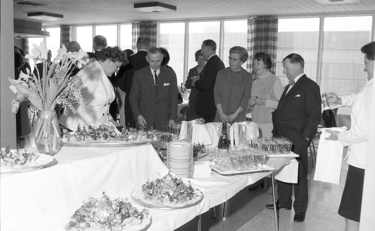 Stabelavløpning. M/S "Vestland".  Døp og sjøsetting. Publikum og orkester. Selskapet etterpå. Bestilt av H.M.V.