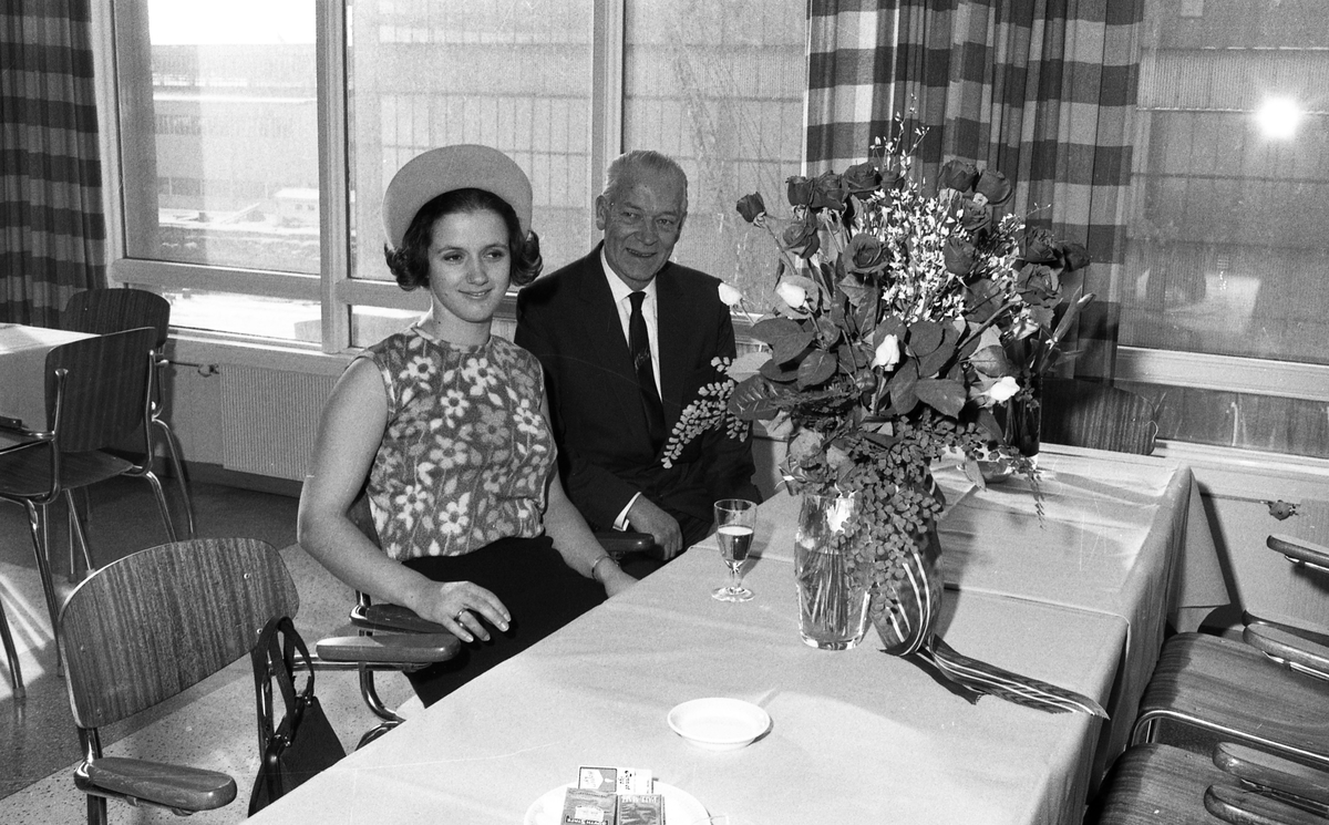 Stabelavløpning. M/S "Vestland".  Døp og sjøsetting. Publikum og orkester. Selskapet etterpå. Bestilt av H.M.V.