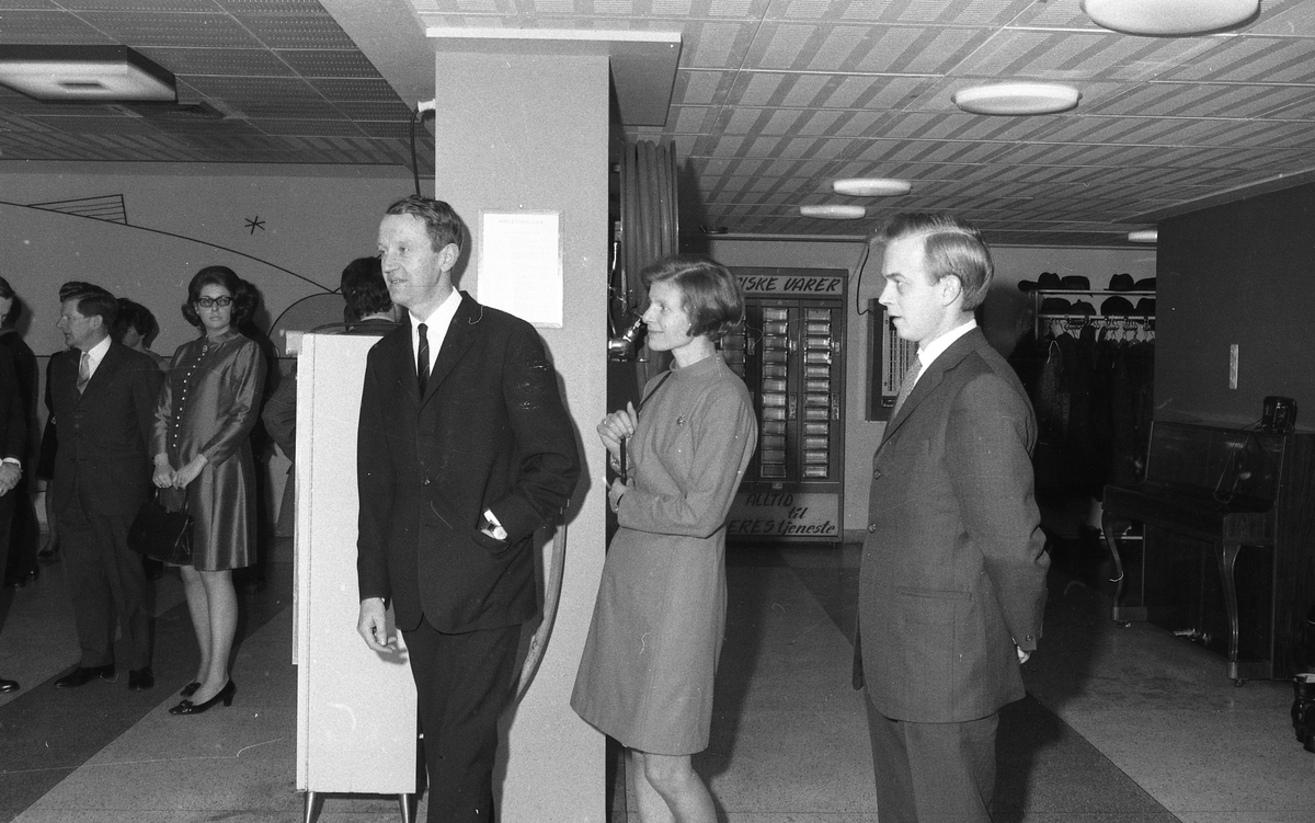 Stabelavløpning. M/S "Vestland".  Døp og sjøsetting. Publikum og orkester. Selskapet etterpå. Bestilt av H.M.V.
