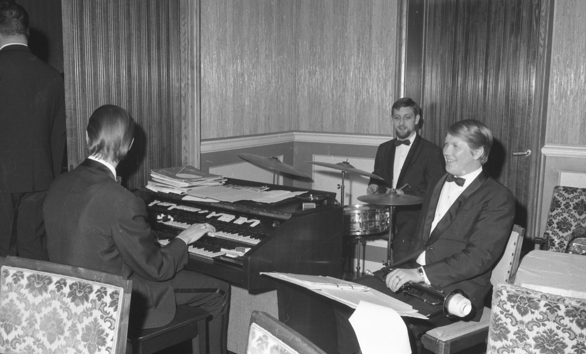 Stabelavløpning. M/S "Vestland".  Døp og sjøsetting. Publikum og orkester. Selskapet etterpå. Bestilt av H.M.V.