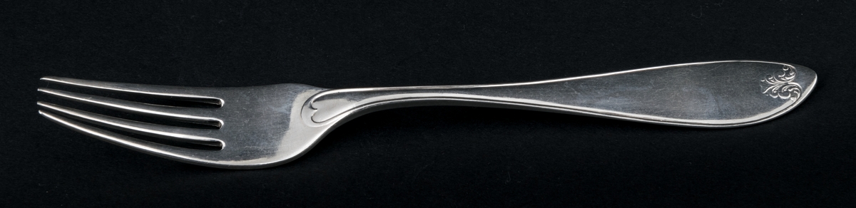 24 stycken dessergallar av silver. Linjeartat ornament på skaftet. Gammelfransk modell.
Stämplad: GM D7 Kontrollstämpel, Sthlm.
Monogram: PE
