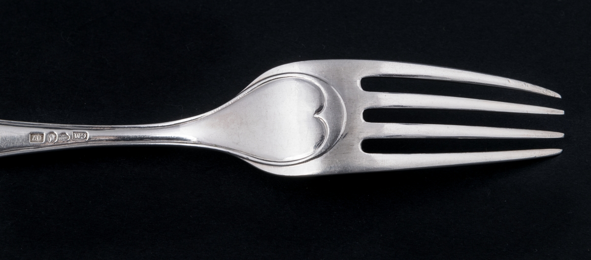 24 stycken dessergallar av silver. Linjeartat ornament på skaftet. Gammelfransk modell.
Stämplad: GM D7 Kontrollstämpel, Sthlm.
Monogram: PE