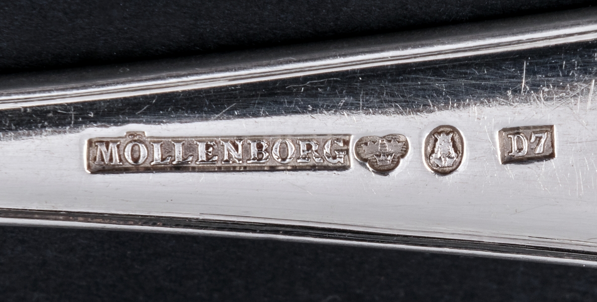 36 stycken matgafflar av silver. Linjeartat ornament på skaftet. Gammelfransk modell.
Stämplad: Möllenborg D7 Kontrollstämpel, Sthlm.
Monogram: PE