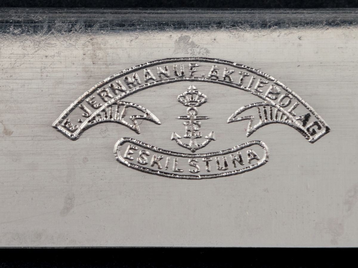 36 stycken matknivar av silver. Linjeartat ornament på skaftet. Gammelfransk modell.
Stämplad: GM D7 Kontrollstämpel, Sthlm.
Knivbladet: E. Jernmanuf. Aktiebolag, Eskilstuna.
Monogram: PE