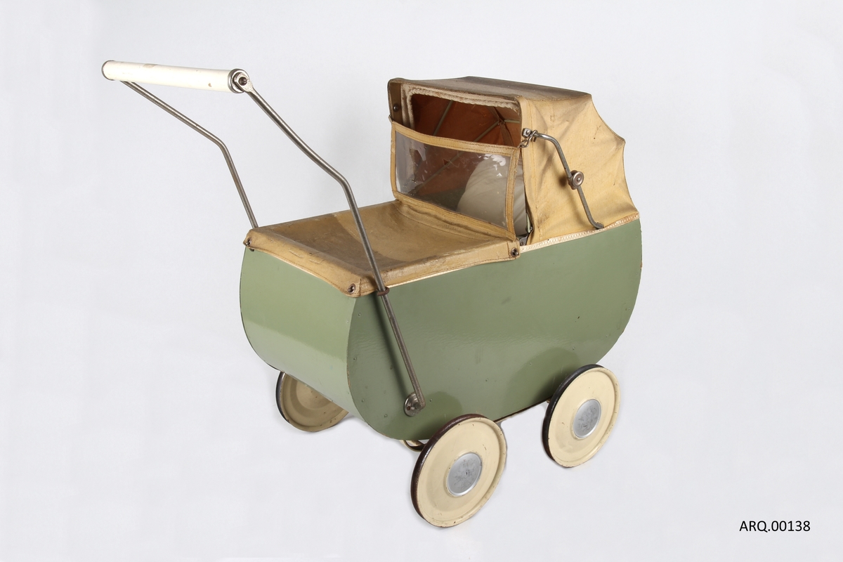 Grønn dukkevogn med detaljer i beige farge som hjul, håndtak og kalesje.