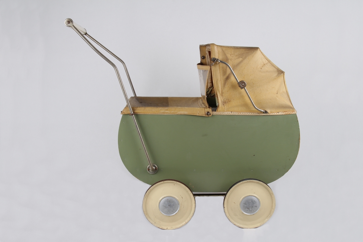 Grønn dukkevogn med detaljer i beige farge som hjul, håndtak og kalesje.