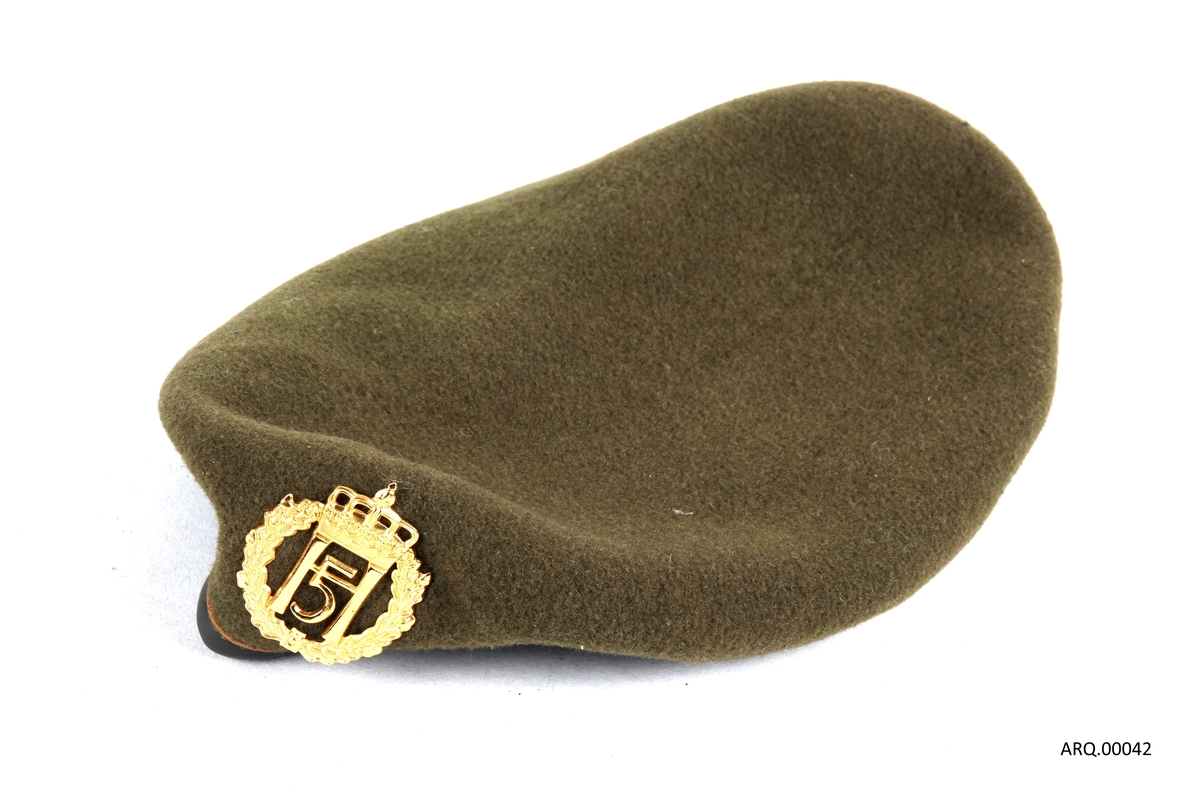 Militærgrønn beret kantet med lær og med kongemerket (H5) i front..