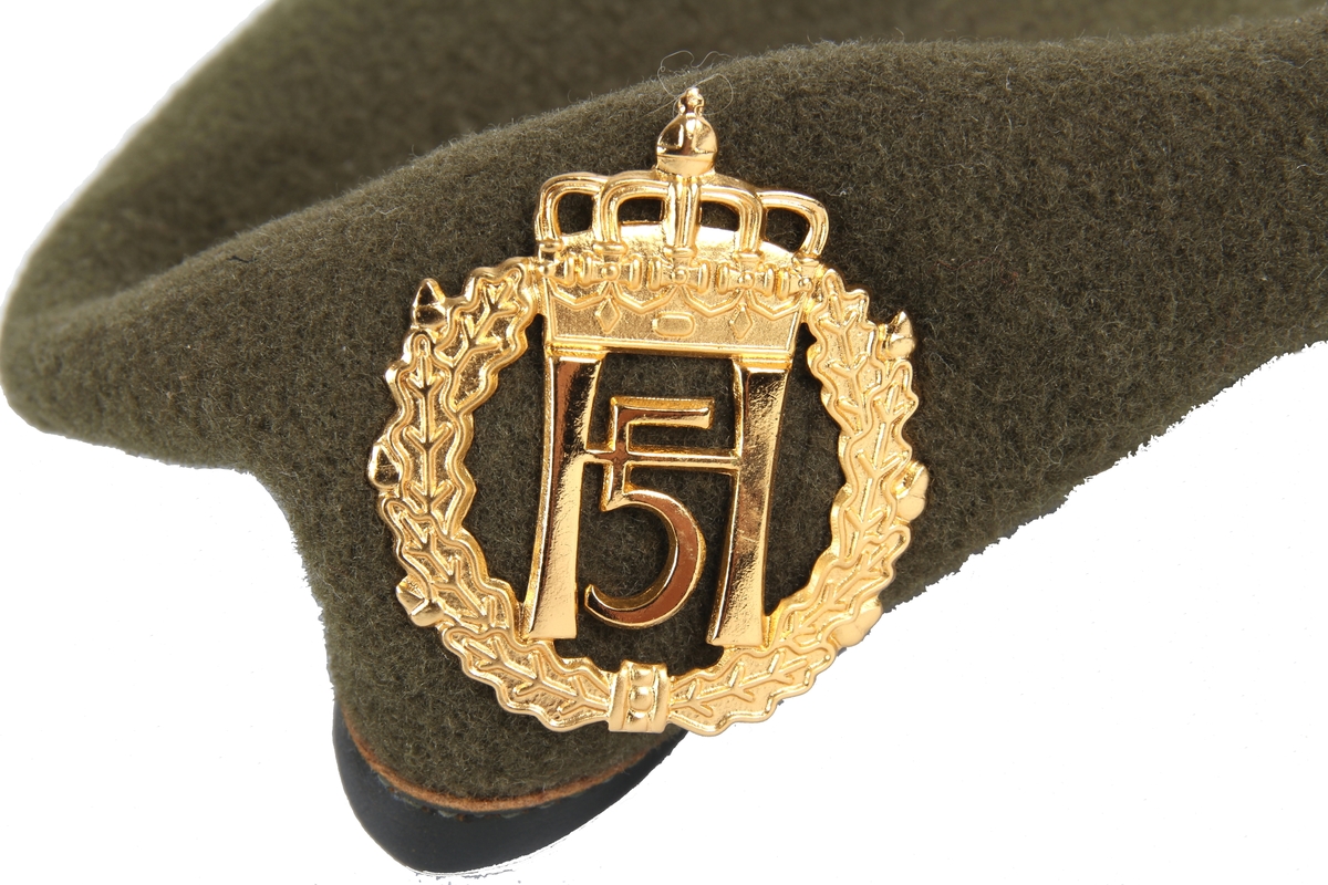Militærgrønn beret kantet med lær og med kongemerket (H5) i front..