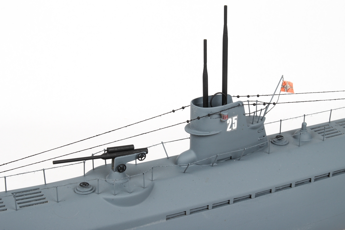 Modell av en tysk ubåt med tysk orlogsfalgg (1933-1945)