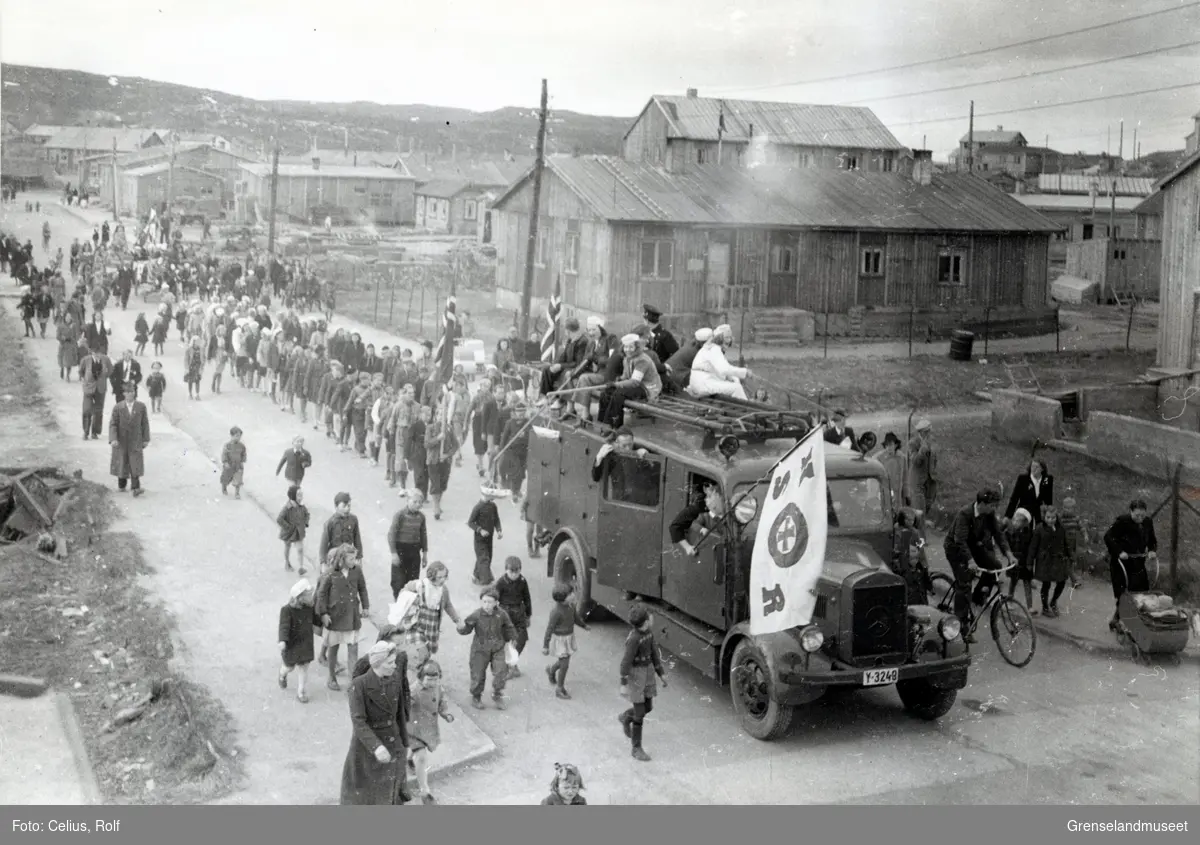 Opptog i Pasvikveien 7. juni. Brannvesenet er med på innsatsen. Brannbilen er en Mercedes-Benz L3000 (1938.1943)