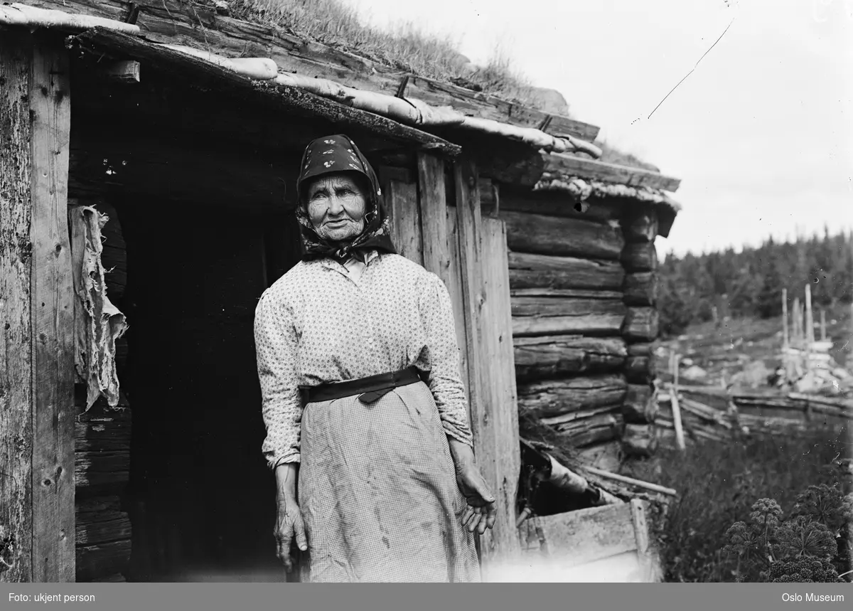 Løvristen seter, kvinne, hodeplagg