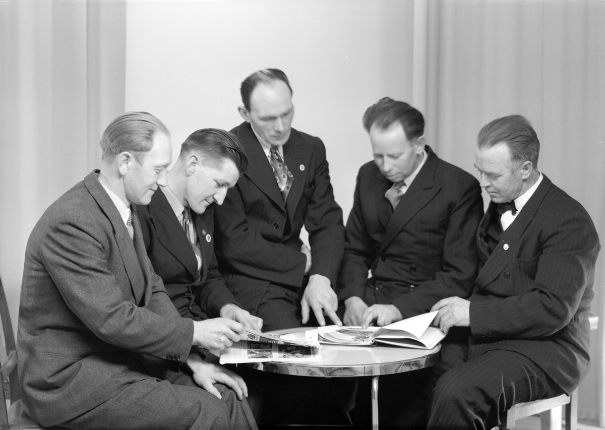 Brumunddal Arbeidermannskor, styret. F.v. Olav Gran, Olaf Mathisen, Asbjørn Rønningen, Erik Bjertnes, Birger Bækkevold. Styret i jubileumsåret.