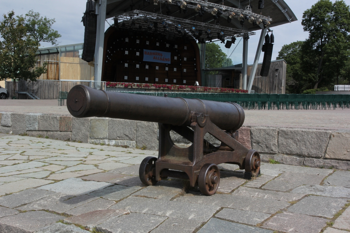 6-pundig framladdningskanon, Aschlings modell, med lavett. Kanonen är försedd med bruksmärket "H" på den ena axeltappen, fyra släta band runt eldröret och inskription på bakre ovansida av eldröret vid fänghålet. Kursör saknas. Se övrig information.

No. 72 
Gjutnummer: (XXX III) 33
Vikt: 6 skeppund och 16 lispund stapelstad.