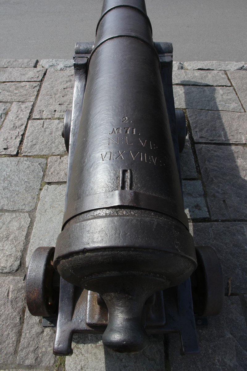 6-pundig kanon, Aschlings modell, med lavett. Kanonen är försedd med bruksmärket "H" på den ena axeltappen, fyra släta band runt eldröret och inskription på bakre ovansida av eldröret vid fänghålet. Kursör saknas. Se övrig information.