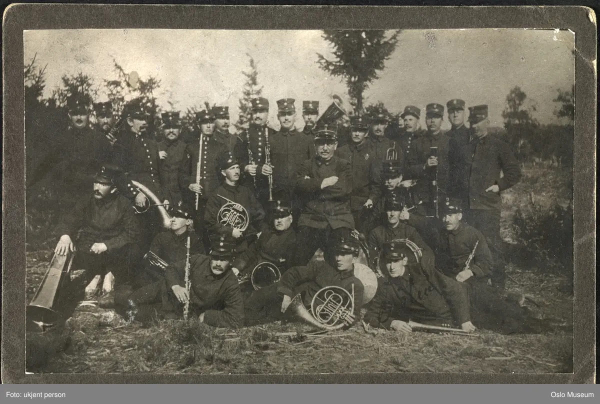 Divisjonsmusikken, menn, musikere, militære uniformer, musikkinstrumenter
