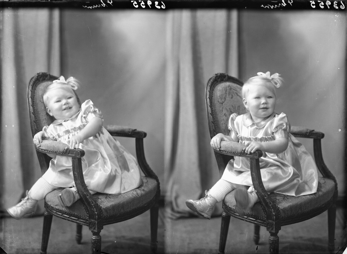 Portrett. Ung lyshåret pike i lys "silkekjole" med lys sløyfe i håret sittende på en brodert stol. Bestilt av Fru Sara Torgersen. Erling Skjalgsongt.