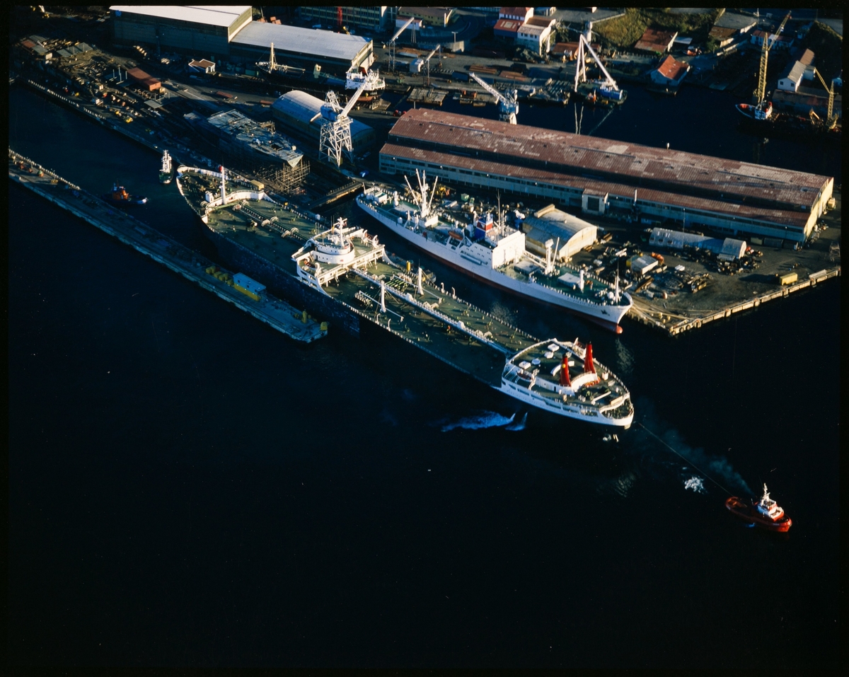 "M/S Shell Serenia" ligger i tørrdokken ved Haugesund Mekaniske Verksted, mens "M/S Elisabeth Berg" ligger ved utrustingskaien.