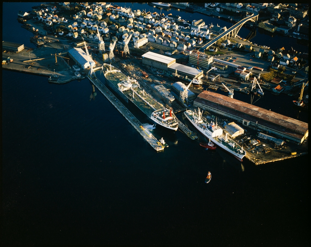 "M/S Shell Serenia" ligger i tørrdokken ved Haugesund Mekaniske Verksted, mens "M/S Elisabeth Berg" ligger ved utrustingskaien.