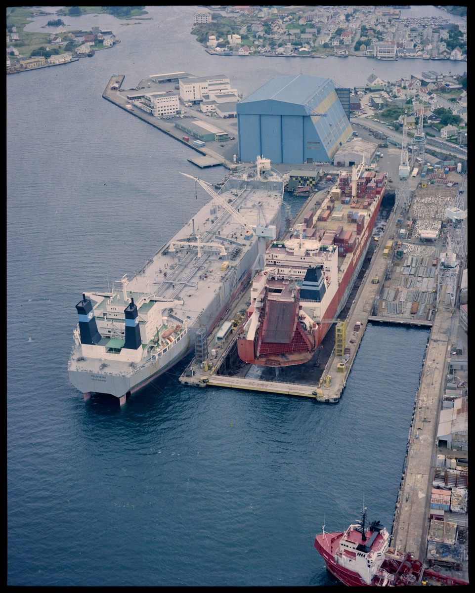 Flyfoto av Haugesund Mekaniske Verksted med tankskipet "M/T Polyviking" ved kai. "M/S Taiko" ligger i tørrdokken.