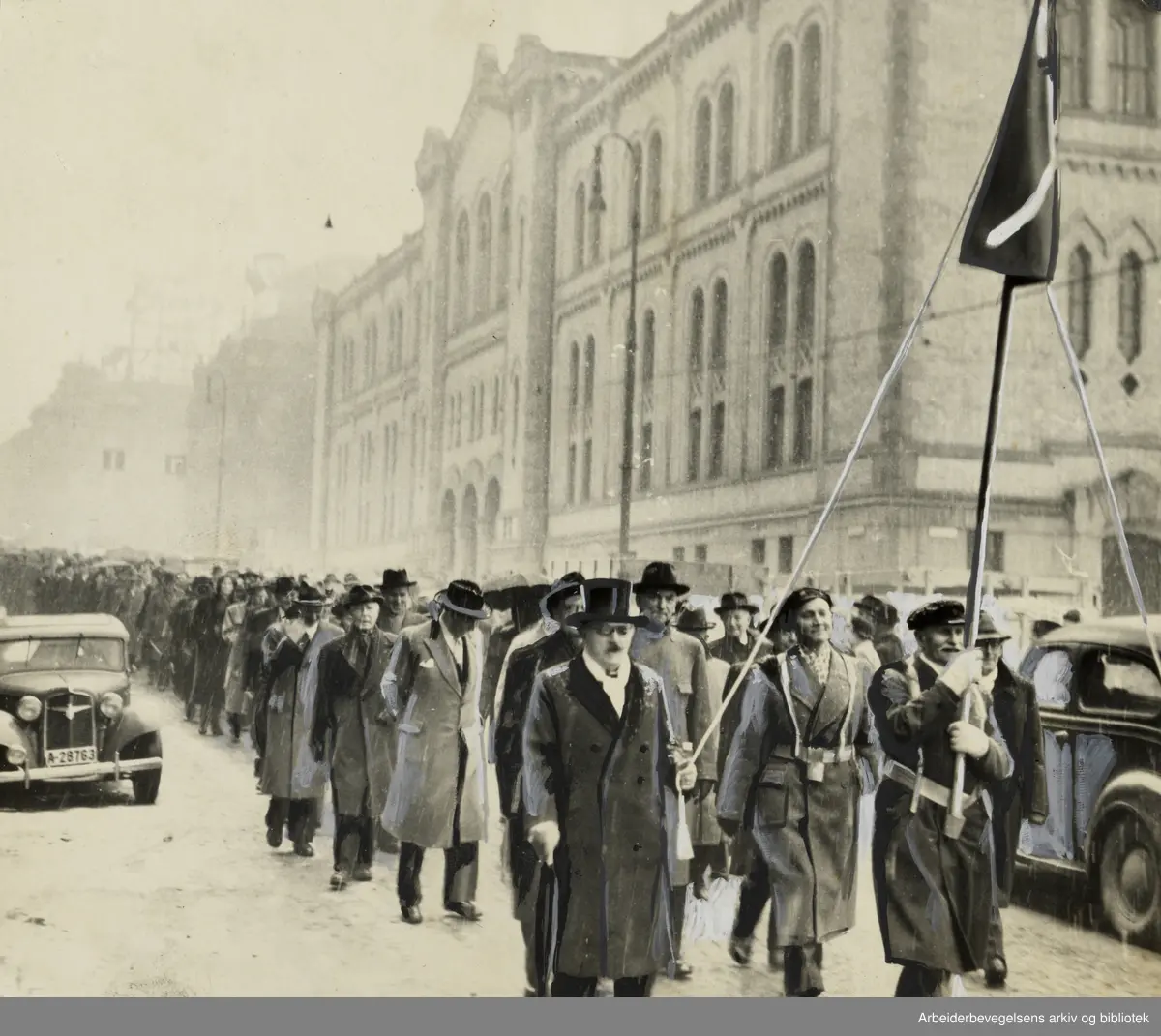 Katedralskolen feirer sitt 800 års jubileum med å gå i tog i Karl Johans gate Februar 1953