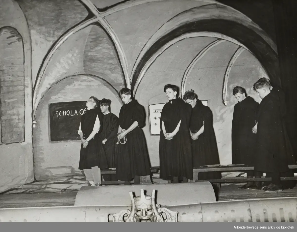 Katedralskolen. 800 års jubileum. "Katta" inntok Nasjonalteatret med forestillingen "Schola Osloensis gjennom 800 år." Februar 1953