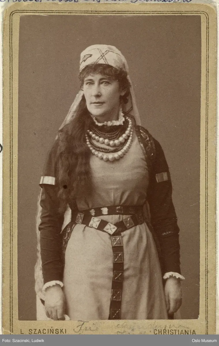 portrett, kvinne, skuespiller, rollebilde, Hjørdis i "Hærmendene på Helgeland" på Christiania Theater, stående knefigur, kostyme