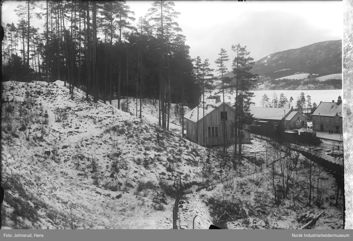 Speiderhuset foran Notodden jernbanestasjon. Innsjø i bakgrunnen.