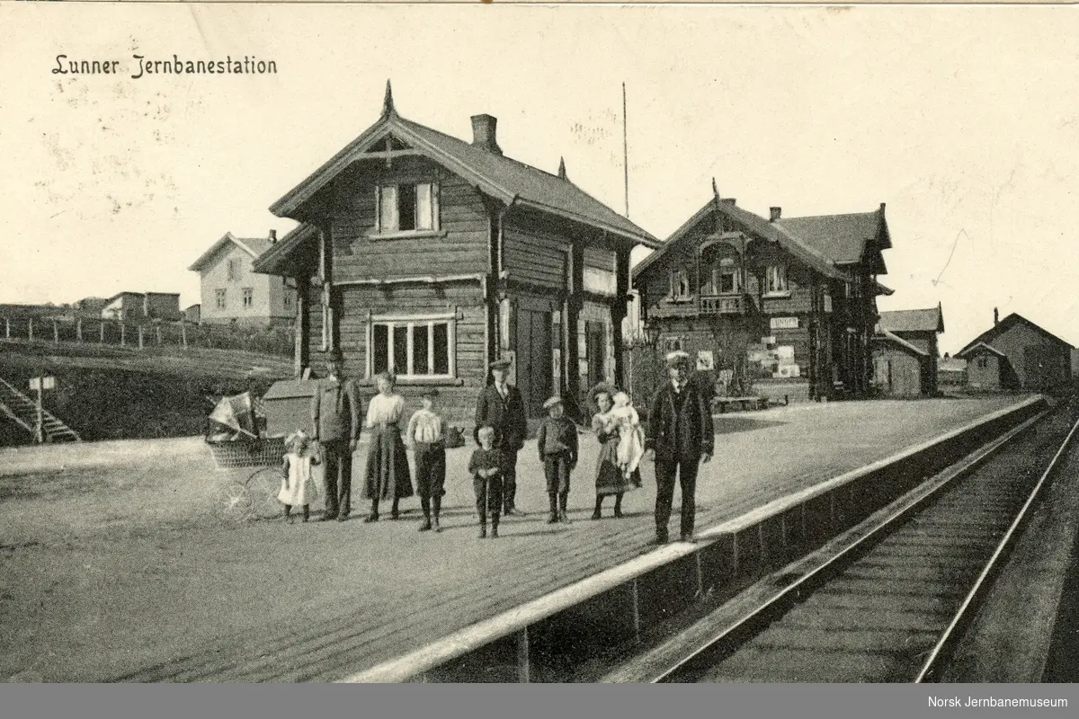 Lunner stasjon på Gjøvikbanen. Det kan være stasjonsmesteren og hans famile som står på plattformen.