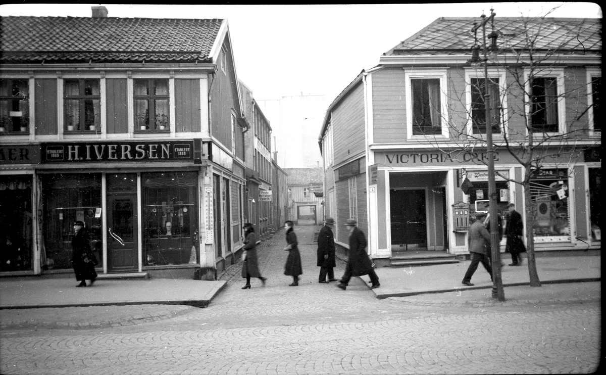 Gatebilde av Sommerveita. Fra sakskonvolutt: Fra Ranet i Sommerveiten natten mellem 5 og 6 desember 1935, hvor overrettssakfører H.J. Bauck, blev slåt bevisstløs og fraranet ur og lommebok.
