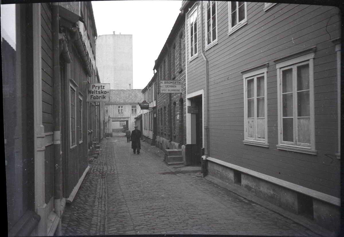 Gatebilde av Sommerveita. Fra sakskonvolutt: Fra Ranet i Sommerveiten natten mellem 5 og 6 desember 1935, hvor overrettssakfører H.J. Bauck, blev slåt bevisstløs og fraranet ur og lommebok.
