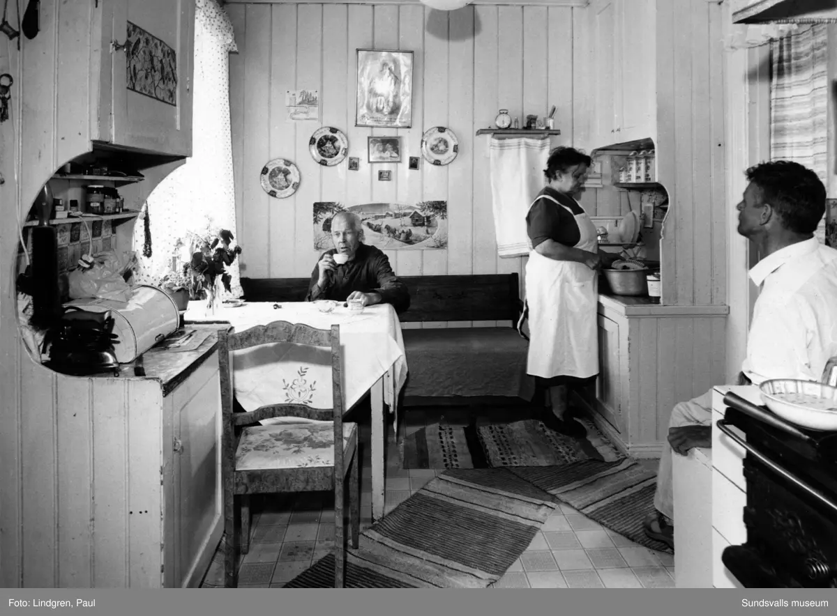Södermalmsgatan 37. Interiörer. Huset uppfördes på 1890-talet, ett trähus i två våningar. Här ses hyresgästerna på nedre botten, skomakaren Toivo Anselm Stürk (f. 1888 och av finsk härkomst) och hans hustru Elin (f. 1891 i Gudmudrå).