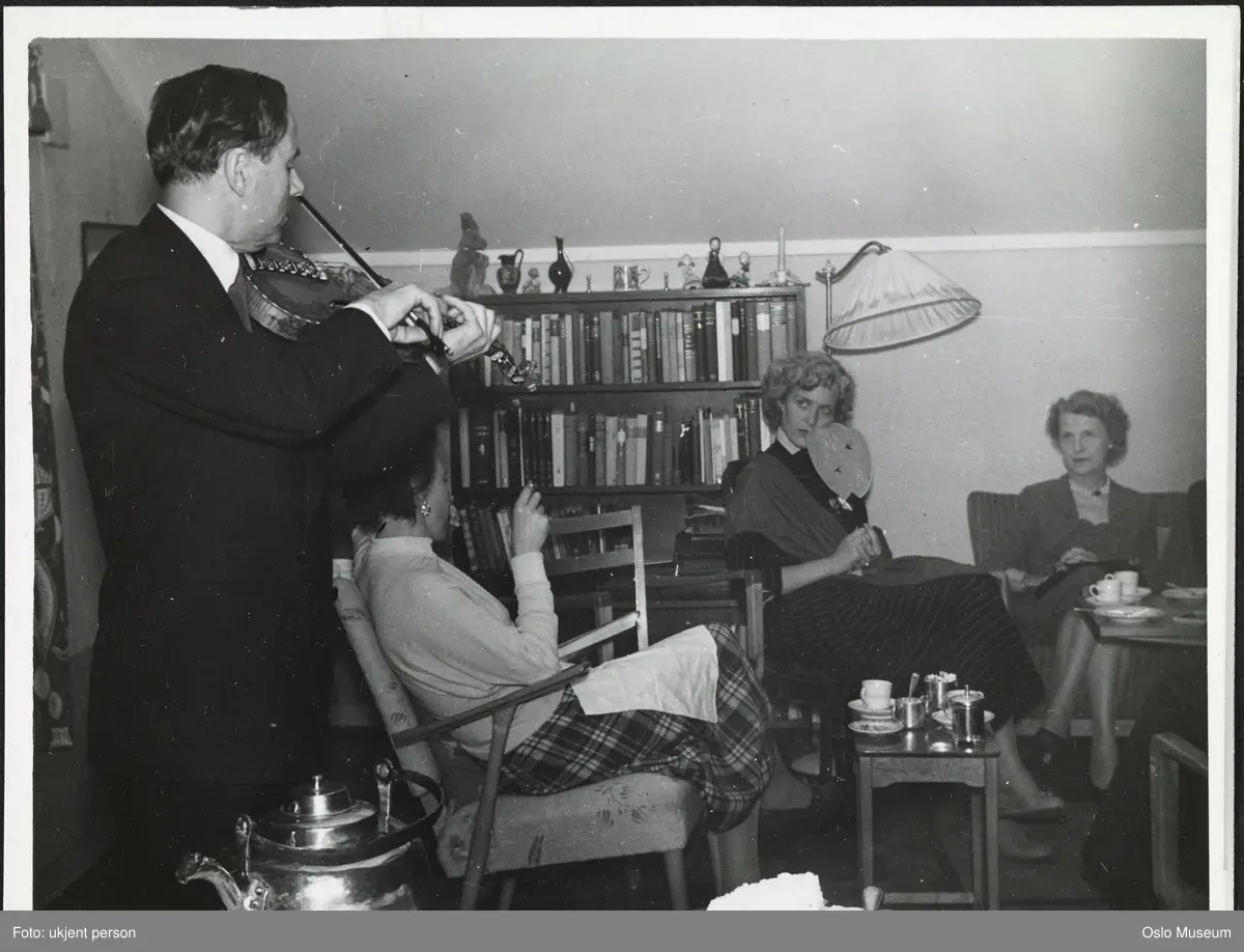 gruppe, kvinner, menn, skuespillere, ensemble, Nationaltheatrets forestilling "De skadeskutte", turné