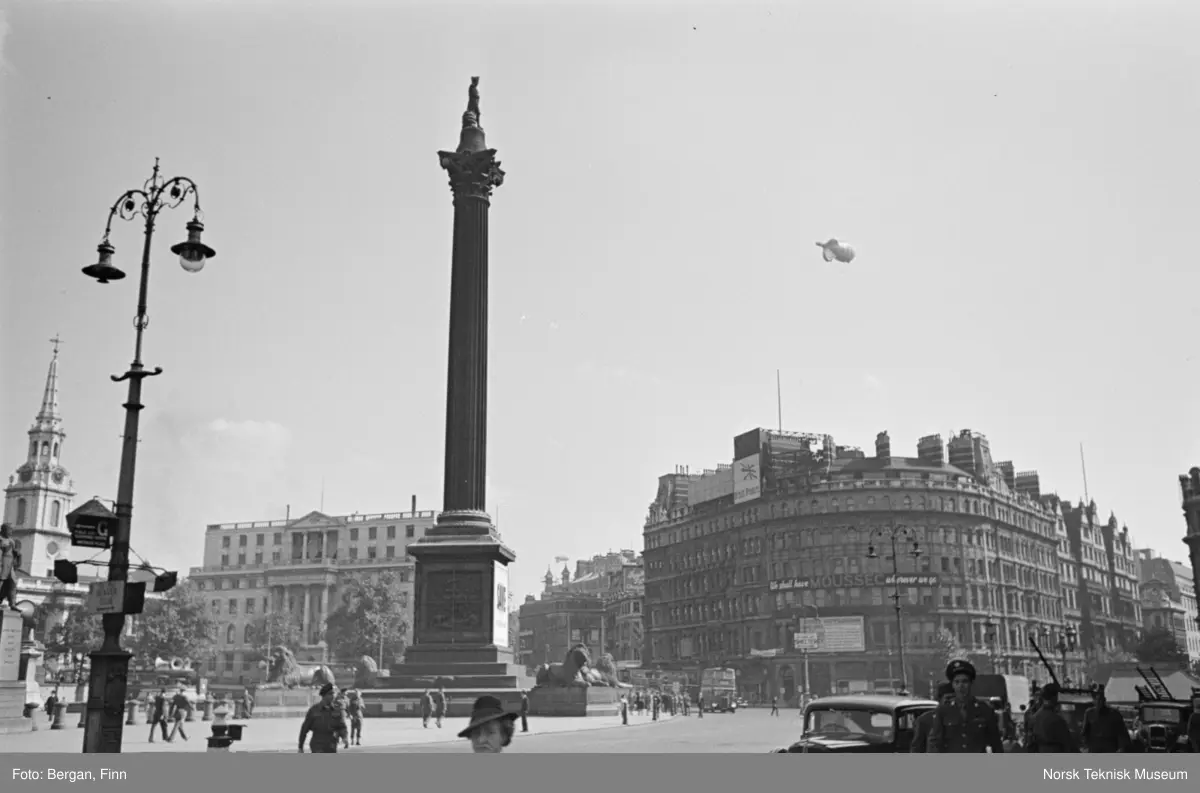 Stor by åpen plass med monument ballong over takene