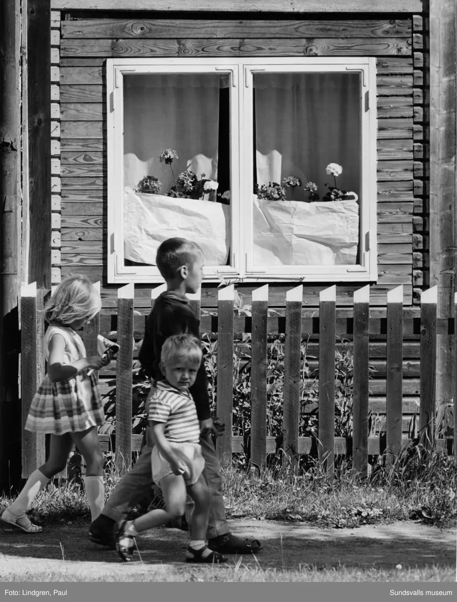 Motiv med barn i Södermalmsmiljö. Taget i samband med Södermalmsinventeringen 1963. Utsnitt av bild (hela negativet se bild 2).