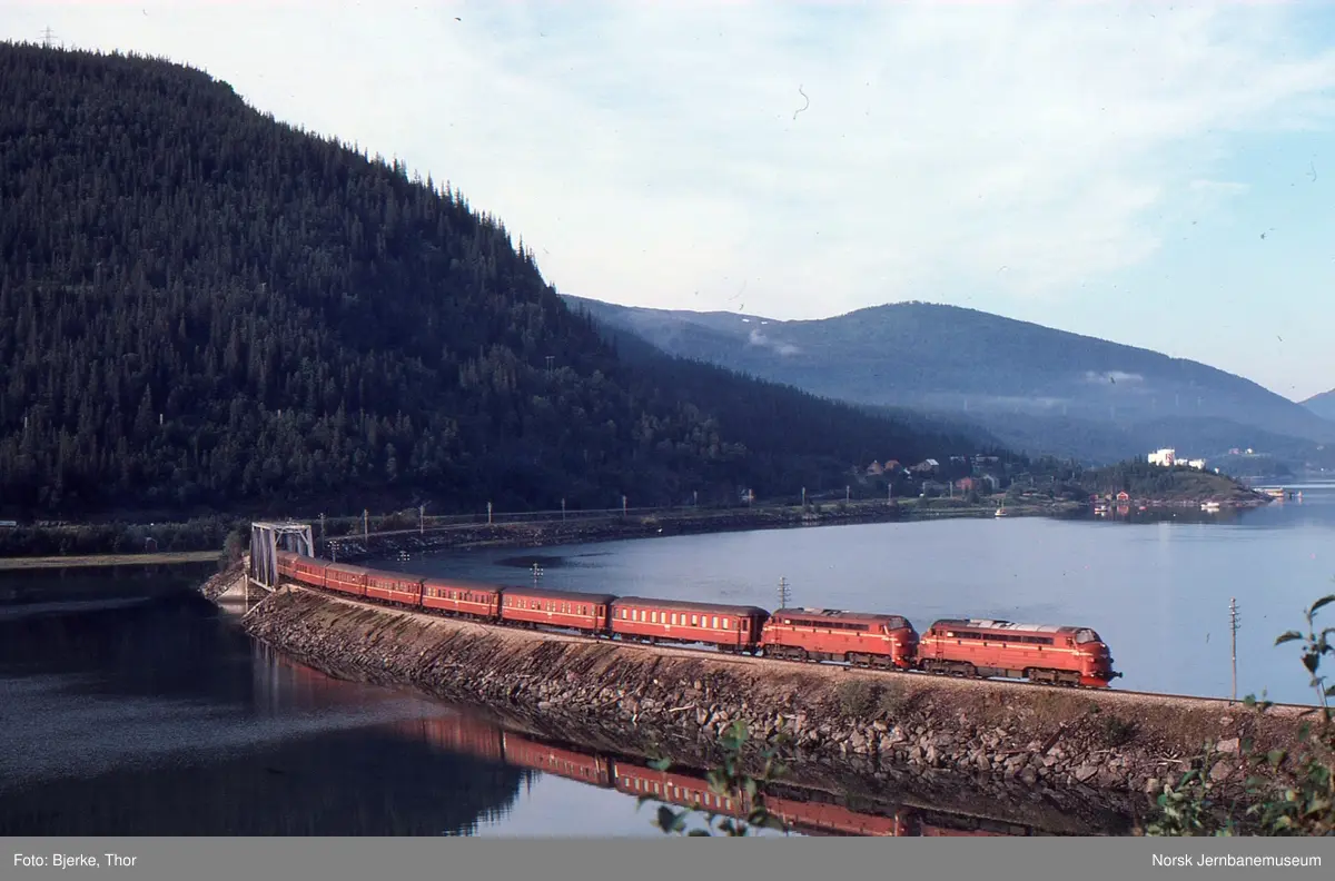 To diesellokomotiver Di 3 med nordgående nattog 455 ved Dalselv