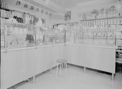 Kooperativa Varberg, kv Nålmarkaren 13, Östra Långgatan. Affärsinteriör med välfyllda diskar och hyllor. Inredningen tillverkad av Inredningscentralen i Veddige? 
Fototid: 1940-tal.