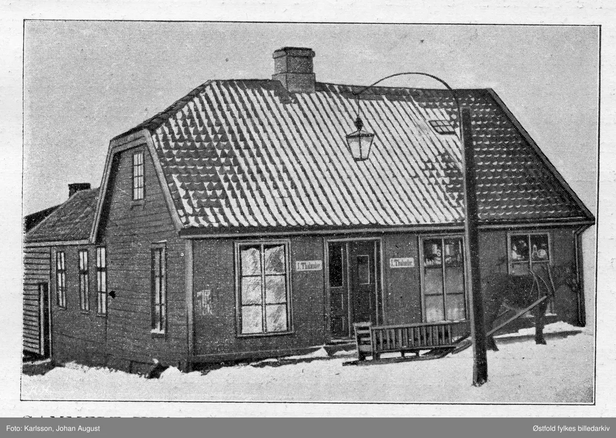 Gateparti fra Glengsgata i Sarpsborg, 1880-1890-tallet. Skilt: J. Tholander. Jørgen Tholander (født 1855 i Kristiania) drev Sarpsborgs første spesialforretning i stentøy, glass og presanger. Startet butikk i 1877 på hjørnet av Glengsgata og Opsundgata (nå Olav Haraldssonsgate). Huset ble revet og ny gård oppført på tomta (før 1907).