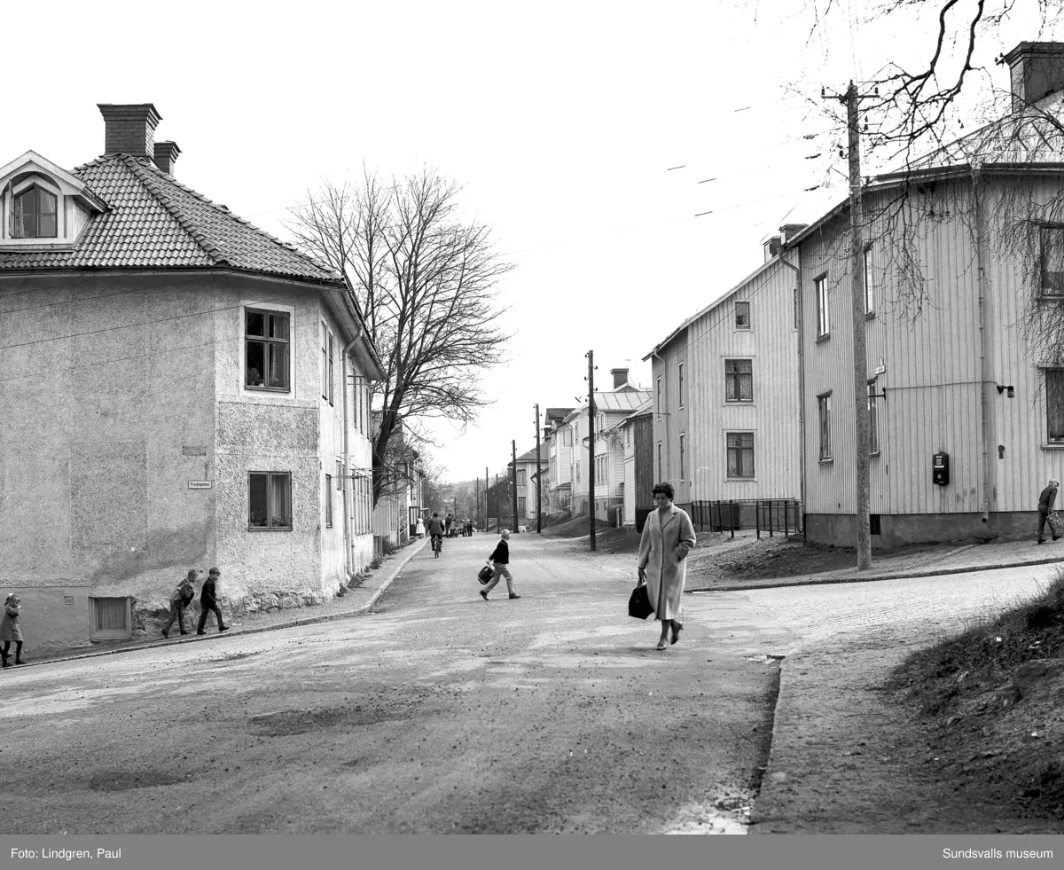 Gatukorsningen Södermalmsgatan - Fredsgatan. Kv Almen 1 till vänster.