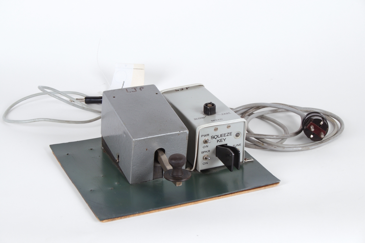 To morsenøkler montert på en plate.