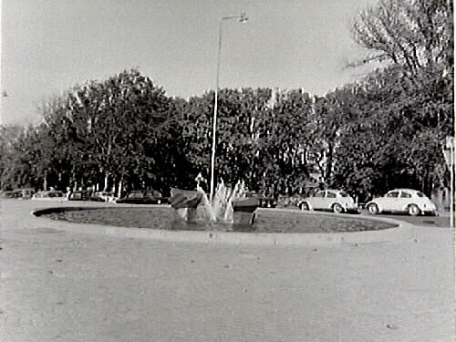Torellbrunnen vid varuhuset Domus vid Västra Vallgatan i Varberg. Edvin Öhrström från Halmstad är konstnären bakom verket som invides 1970.
Bild 1 fotograferad mot väster. Bild 2. Engelska parken i bakgrunden. Bild 3 med Domus i bakgrunden. Bild 4 fotograferad mot öster, med Brunnsparken och kyrkan i bakgrunden.

Bilder från tidningsartikel om Torell-monumentet, publicerad i Hallands Nyheter, 1970-09-30.