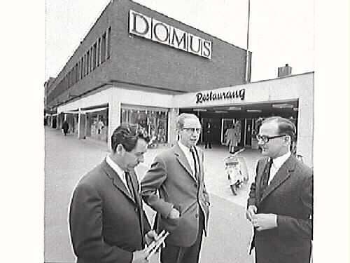 Affärschef Arvid Hilding, varuhuschefen Eric Engdahl och kamrer Sven Grim framför och på taket till Domus i Varberg.
Foton till tidningsartikel om varuhuset Domus i Varberg, publicerad i Hallands Nyheter, 1968-05-06.