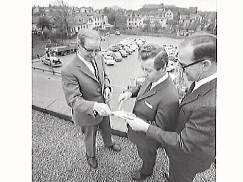 Affärschef Arvid Hilding, varuhuschefen Eric Engdahl och kamrer Sven Grim framför och på taket till Domus i Varberg.
Foton till tidningsartikel om varuhuset Domus i Varberg, publicerad i Hallands Nyheter, 1968-05-06.
