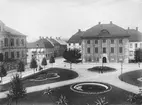 Hovrättstorget i Jönköping. Planteringarna på torget anlades vid 1900-talets början. Dagens stensättning och brunnskar tillkom 1958.