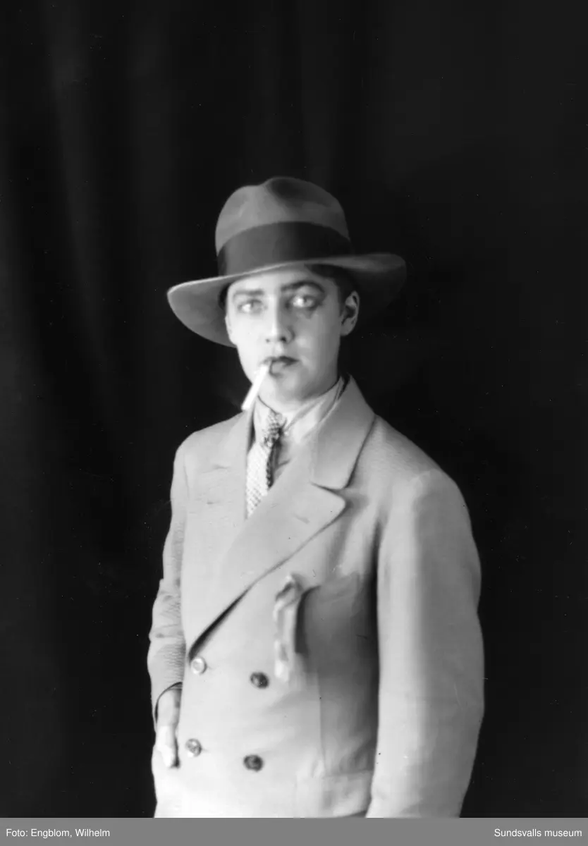 En serie porträtt på Gurli Bergström alias Kai Gullmar, tagna i samband med en Barnens Dag cabaret 1924 resp 1927 i Sundsvall. De motiv där hon är klädd som en man är tagna 1927 liksom den oskarpa gruppbilden med hela ensemblen.