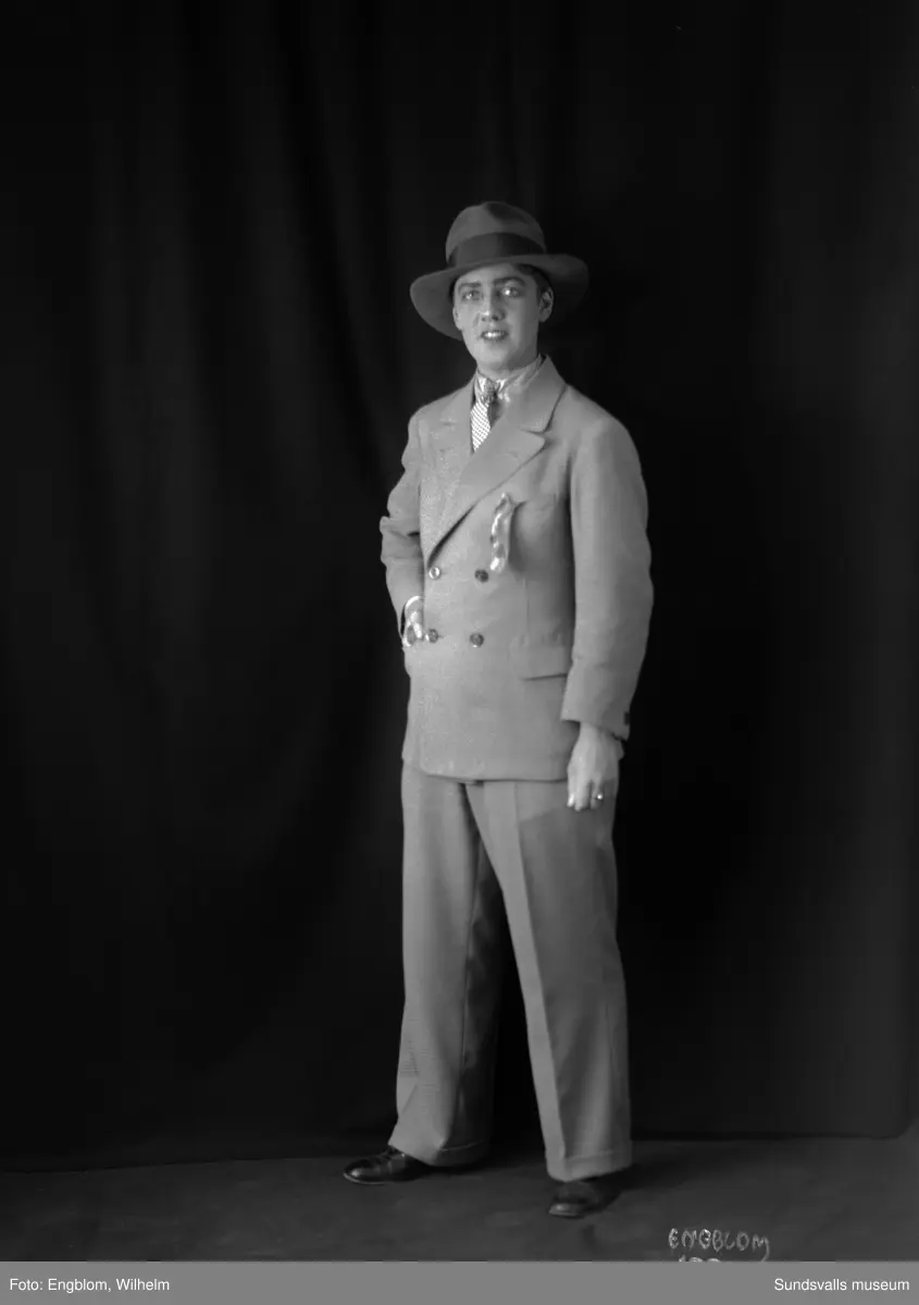 En serie porträtt på Gurli Bergström alias Kai Gullmar, tagna i samband med en Barnens Dag cabaret 1924 resp 1927 i Sundsvall. De motiv där hon är klädd som en man är tagna 1927 liksom den oskarpa gruppbilden med hela ensemblen.