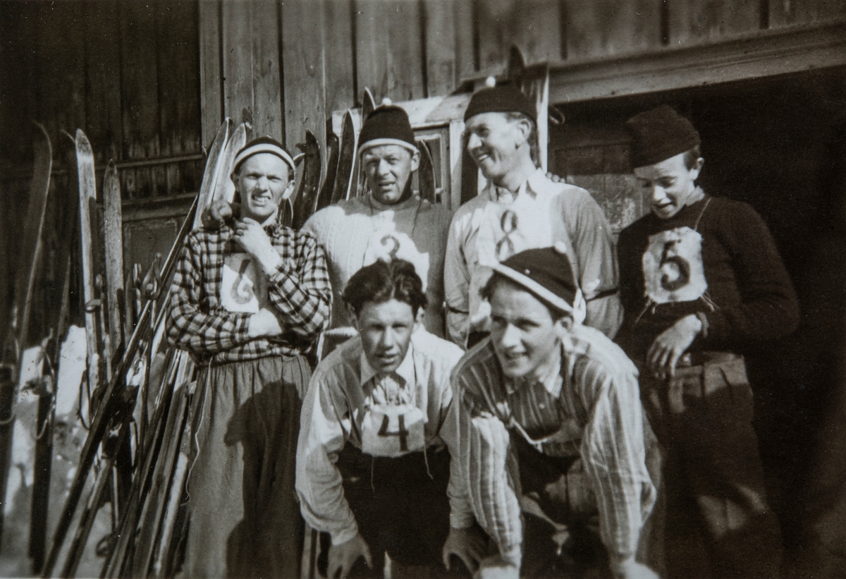 Skålerudenga ( 86 / 3 )
Skirenn i Skålerudenga, gruppe 6 gutter. bak fra venstre: Asbjørn Nordsveen, Egil Sandnes, Kåre Sveen og Arild Sveen.
Foran fra venstre: Mikael Sveum og Johs Johansen