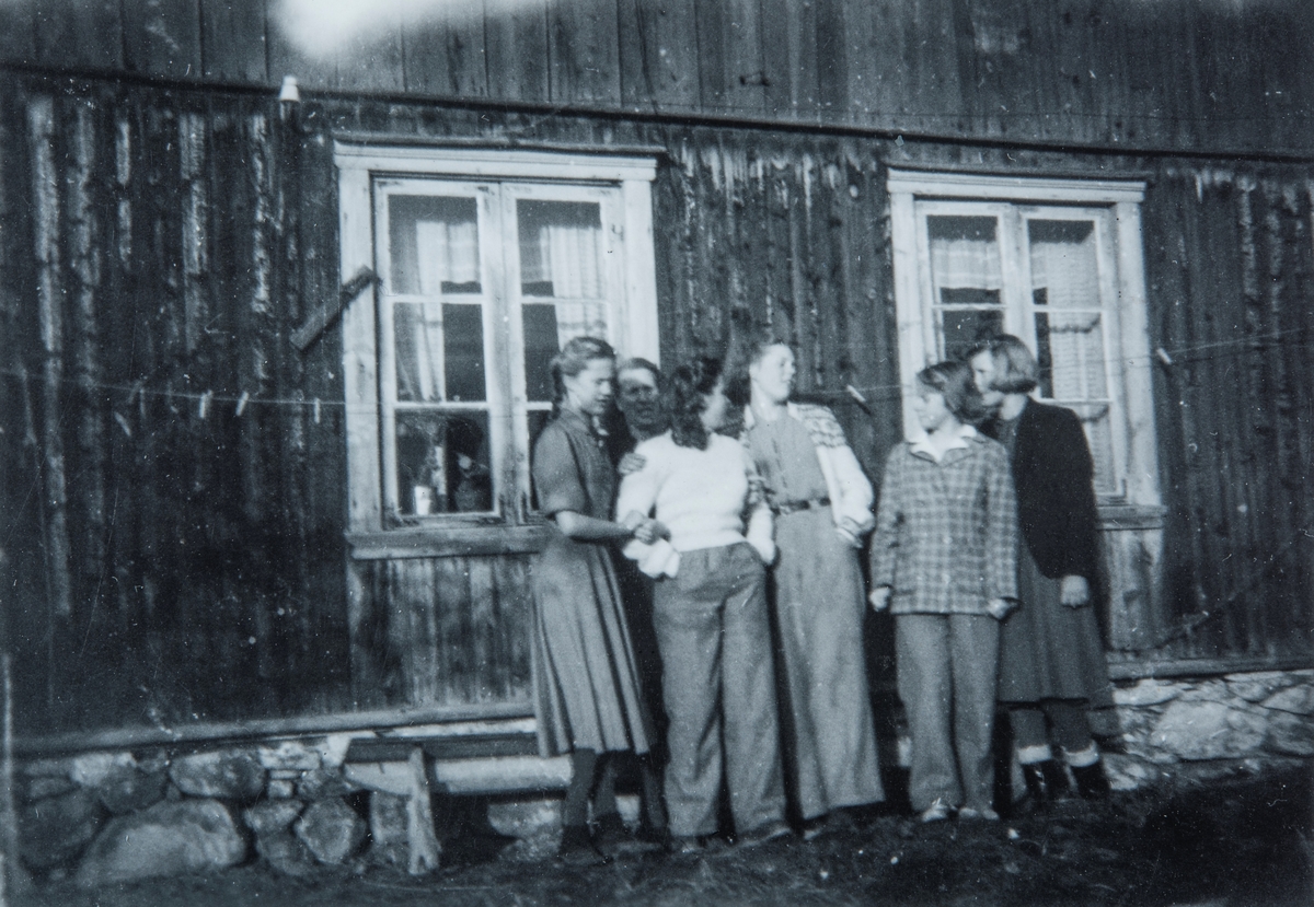 Skålerudenga ( 86 / 3 )
Gruppe 6 damer, jenter. Fra venstre: Åse Sandnes, Jenny Sandnes, Kari Neby, Tordis Sandnes, Margit Johansen og Eldrid Dufseth.