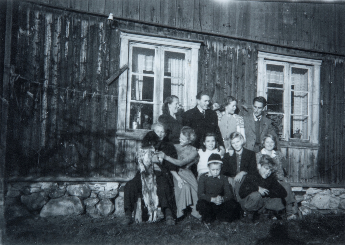 Skålerudenga ( 86 / 3 )
Gruppe 11 personer + en hund.
Bak fra venstre: Jenny Sandnes, Asbjørn Nordsveen, Tordis Sandnes og Leif Granli.
Midtre rekke f.v: Magne Bjerke, Åse Sandnes, Kari Neby, Eldrid Dufseth og Marit Johansen.
Foran f.v: Egil Sandnes jr. og Finn Dufseth